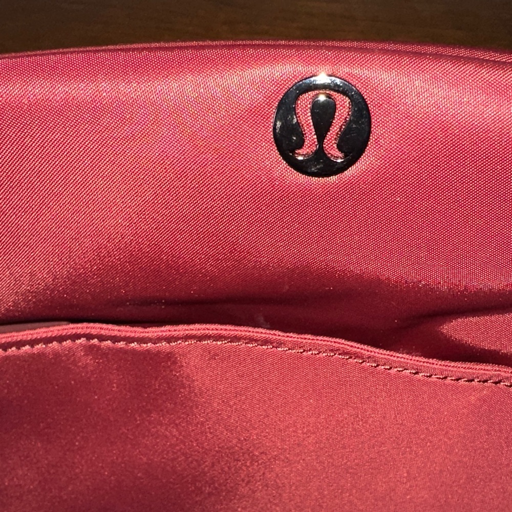 lululemon athletica City Essentials Pouch in Burgundy/Rockwood NWT - Picture 6 of 13